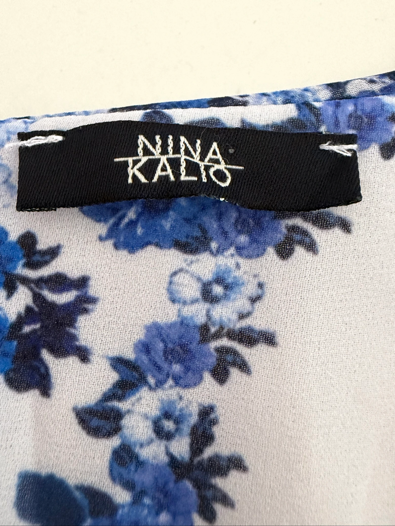 Vestido Fluido com Estampa Floral Azul e Branco Nina Kalio - Tamanho 46 - Excelente Estado – photo 4
